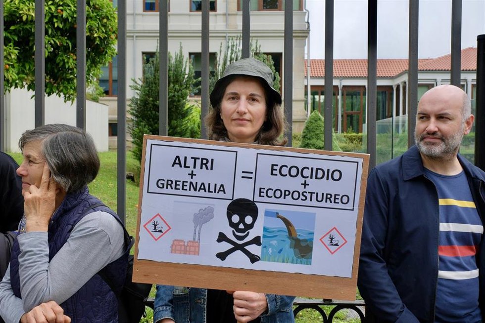 Archivo - Varias personas durante una nueva protesta contra la empresa de celulosa Altri, en la puerta principal de la Xunta de Galicia, a 30 de junio de 2024, en Santiago de Compostela, A Coruña, Galicia (España). Hoy tiene lugar una nueva movilización