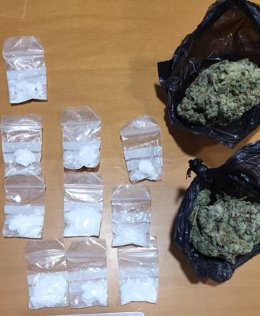 Los policías municipales encontraron en el registro del coche de la detenida diez gramos de cocaína en bolsitas monodosis, 21 gramos de marihuana en varios cogollos, y dinero en metálico fraccionado.