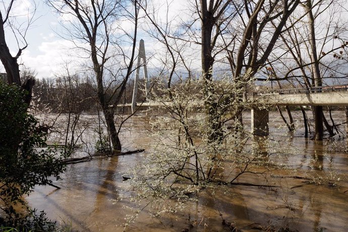 Archivo - Vista del paso del río Ebro desbordado, a 28 de febrero de 2024, en Logroño, La Rioja (España). A primera hora de hoy el Ebro ha superado en Logroño los cuatro metros de altura con un caudal de casi 1.000 metros cúbicos por segundo, lo que ha he