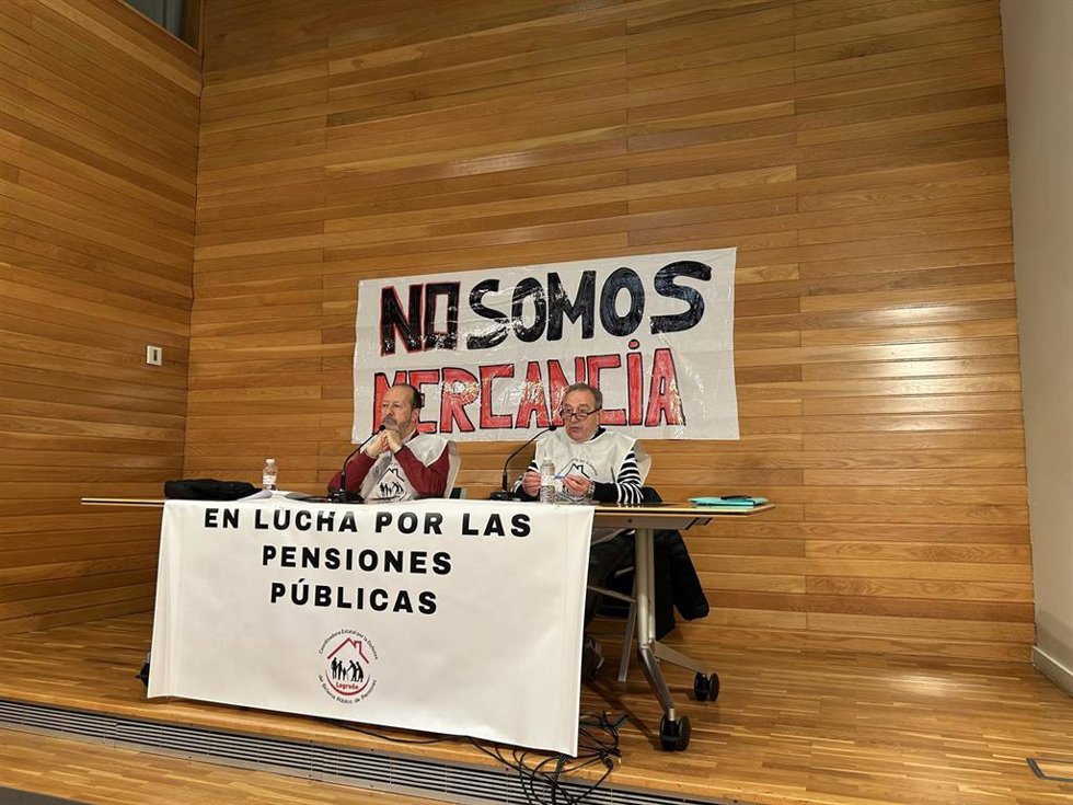 El portavoz de la Plataforma Logroñesa para la Defensa de las Pensiones Públicas, Pedro Gómez, y Pablo Benito, miembro de la Plataforma