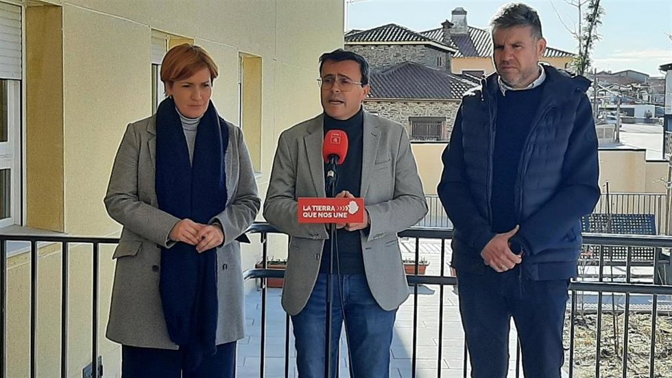 El secretario general del PSOE de Extremadura, Miguel Ángel Gallardo, atiende a los medios en Torrecilla de la Tiesa