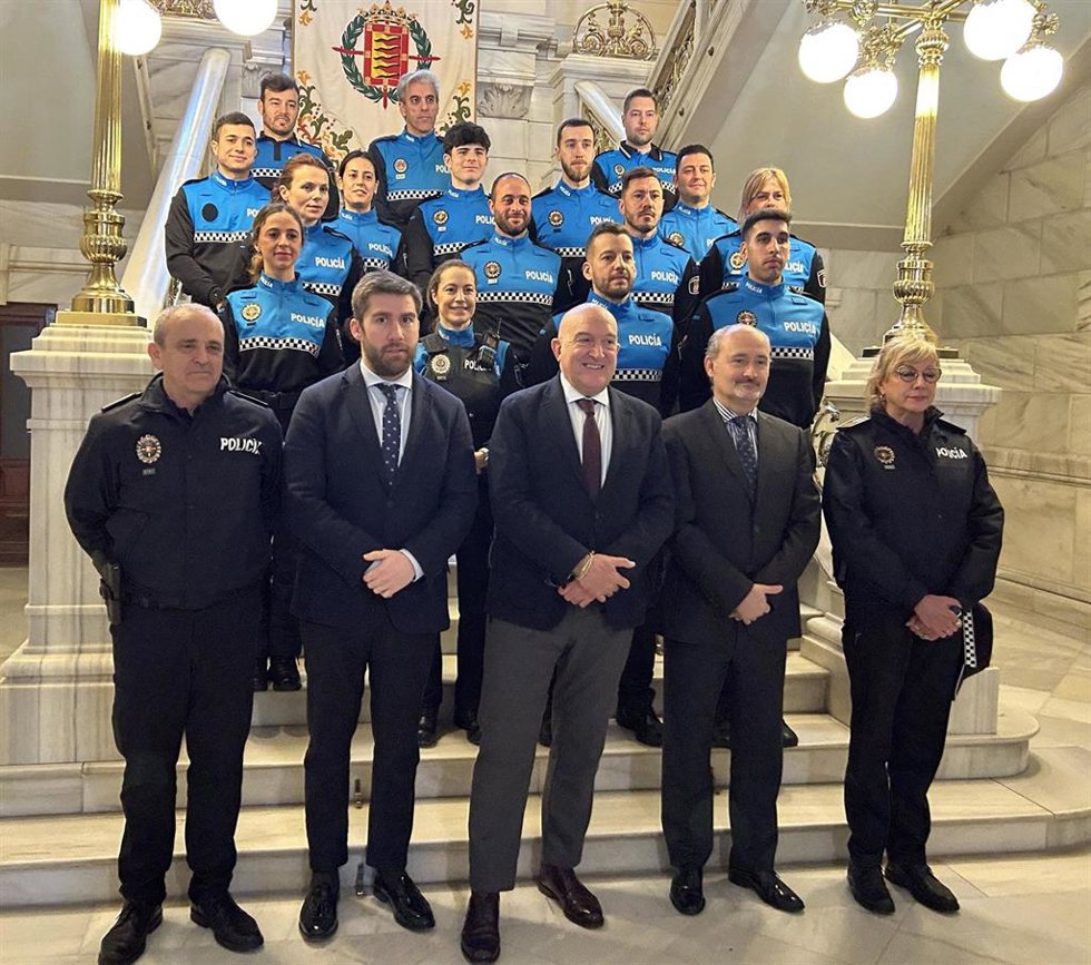 El alcalde de Valladolid, Jesús Julio Carnero, junto a 16 de los agentes que han tomado posesión en la Policía Municipal de Valladolid.