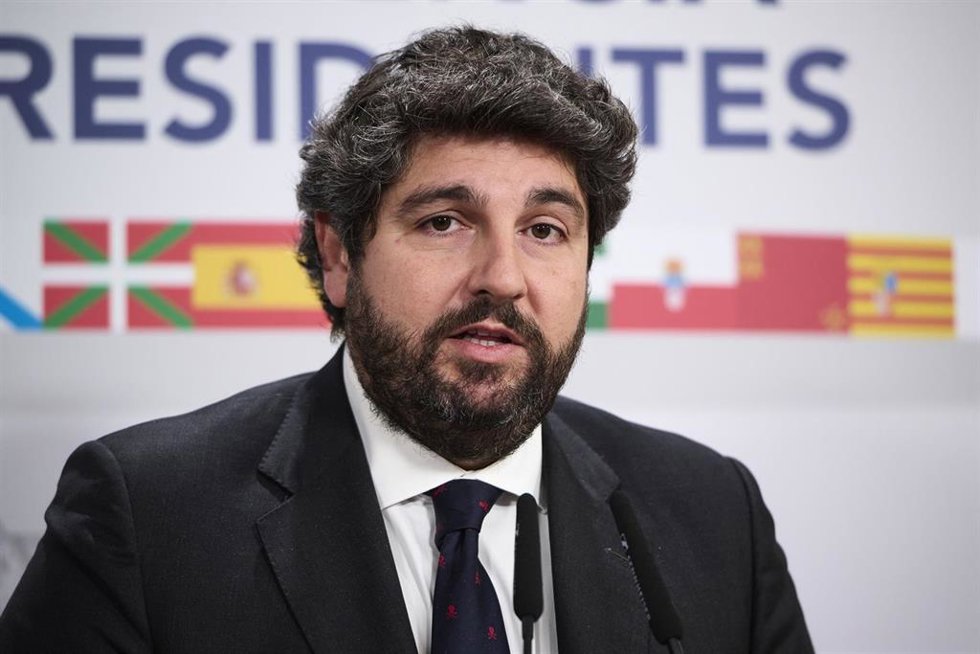 Archivo - El presidente de la Región de Murcia, Fernando López Miras, ofrece una rueda de prensa durante la XXVII Conferencia de Presidentes, en el Palacio de la Magdalena, a 13 de diciembre de 2024, en Santander, Cantabria (España).
