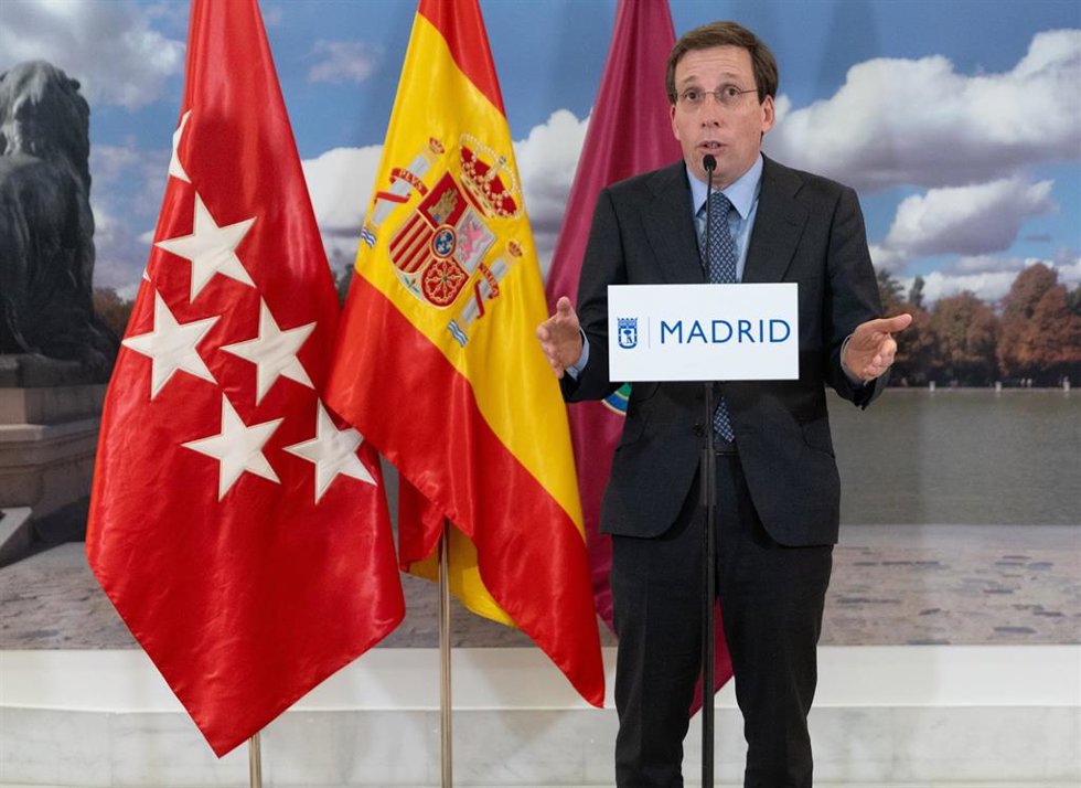 Archivo - El alcalde de Madrid, José Luis Martínez-Almeida, interviene tras una sesión ordinaria del Pleno municipal, en el Palacio de Cibeles, a 23 de diciembre de 2024 en Madrid (España). 