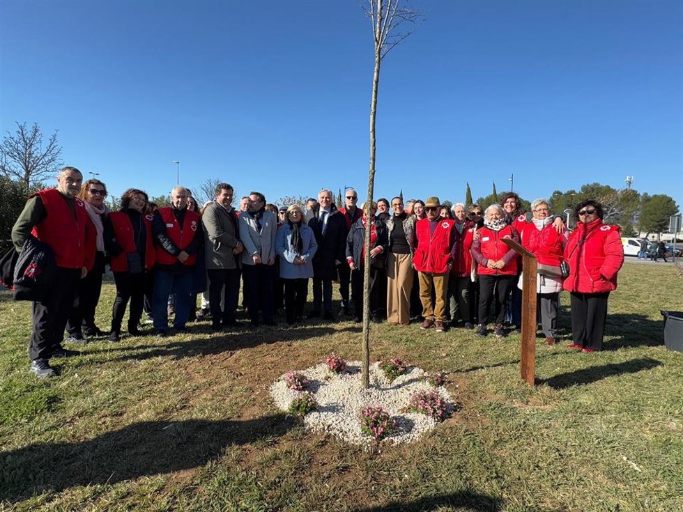 Cruz Roja planta en Ciudad Real un olmo para conmemorar sus 160 años de servicio a la sociedad.
