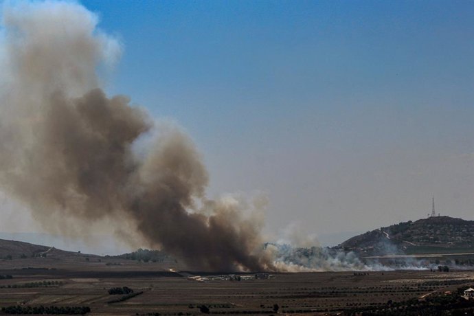 Archivo - August 16, 2024, Qliyaa, Qlyiaa, Lebanon: Heavy smoke billows from Israeli shelling in open fields in Lebanon southern border village of Marjayounm where the Israeli northern settlement of Metulla is seen on the right. International diplomacy to