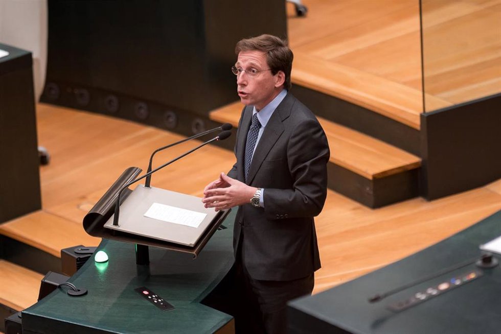 Archivo - El alcalde de Madrid, José Luis Martínez-Almeida, durante una sesión extraordinaria del Pleno municipal, en el Palacio de Cibeles, a 23 de diciembre de 2024 en Madrid (España). 