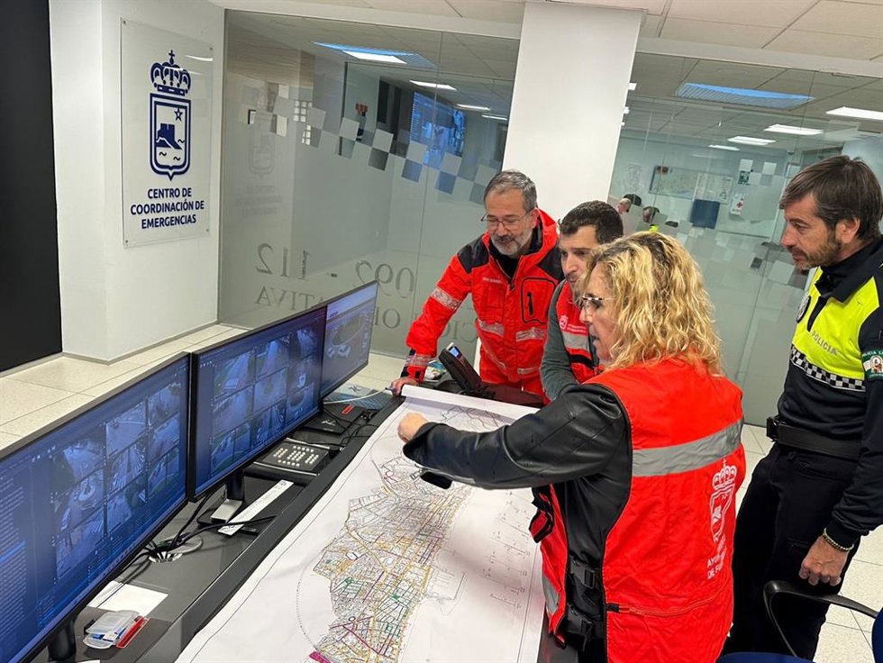 La alcaldesa de Fuengirola en el Centro de Coordinación de Emergencias