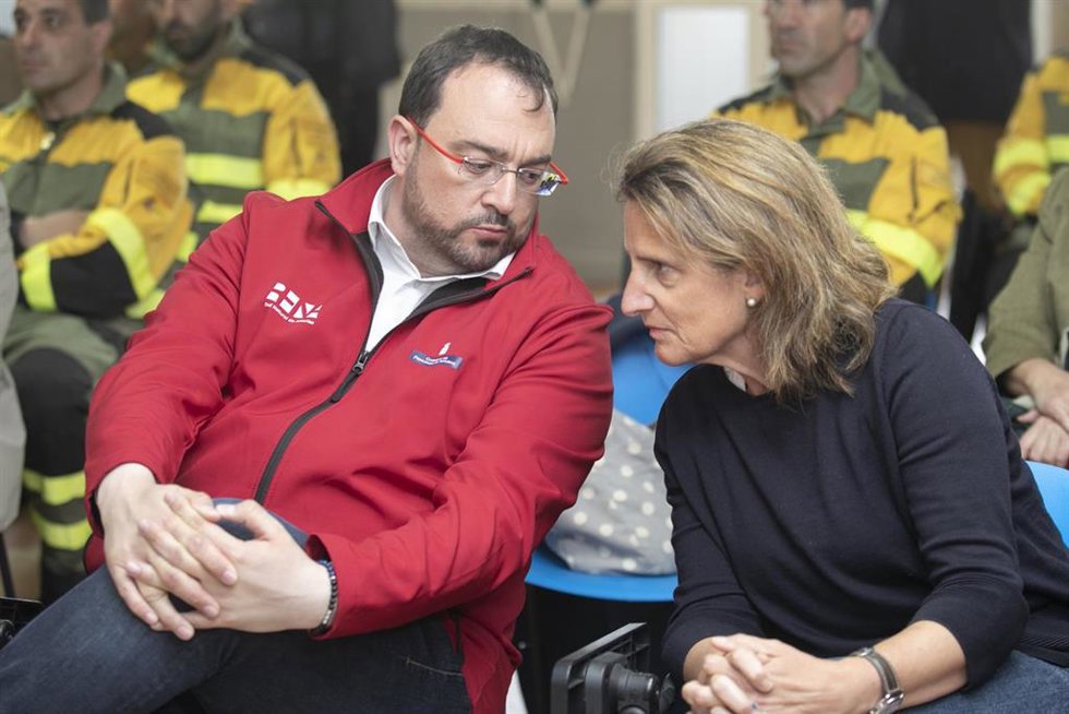 Archivo - La vicepresidenta y ministra para la Transición Ecológica y el Reto Demográfico, Teresa Ribera, junto con el presidente del Gobierno del Principado, Adrián Barbón, visita la sede de la Brigada Forestal (BRIF) de Tineo, a 12 de abril de 2023, e