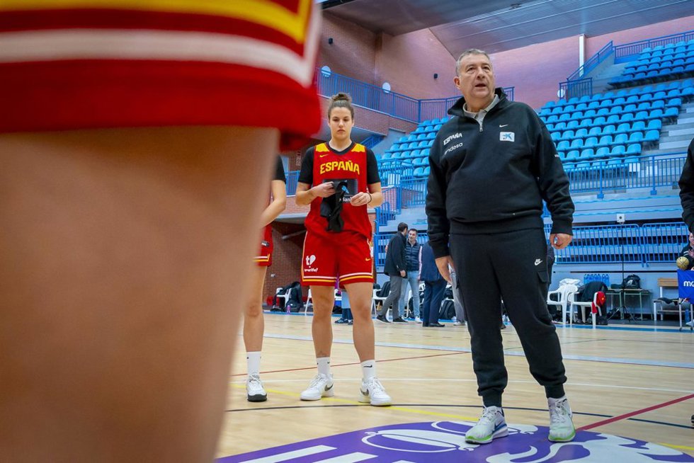 El seleccionador nacional femenino de baloncesto, Miguel Méndez, durante un entrenamiento.