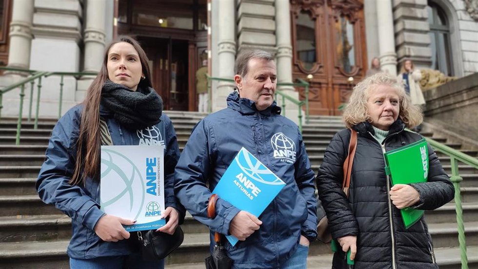 Representantes del sindicato educativo ANPE (Gumersindo Rodríguez) y el de enfermería Satse, Belén García, antes de reunirse con los grupos parlamentarios en la Junta General.