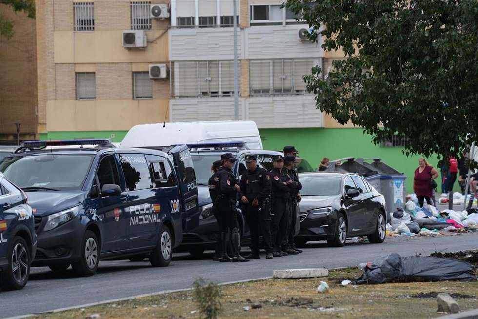Archivo - Efectivos de la Policía Nacional desplegados en el Polígono Sur. (Imagen de archivo)