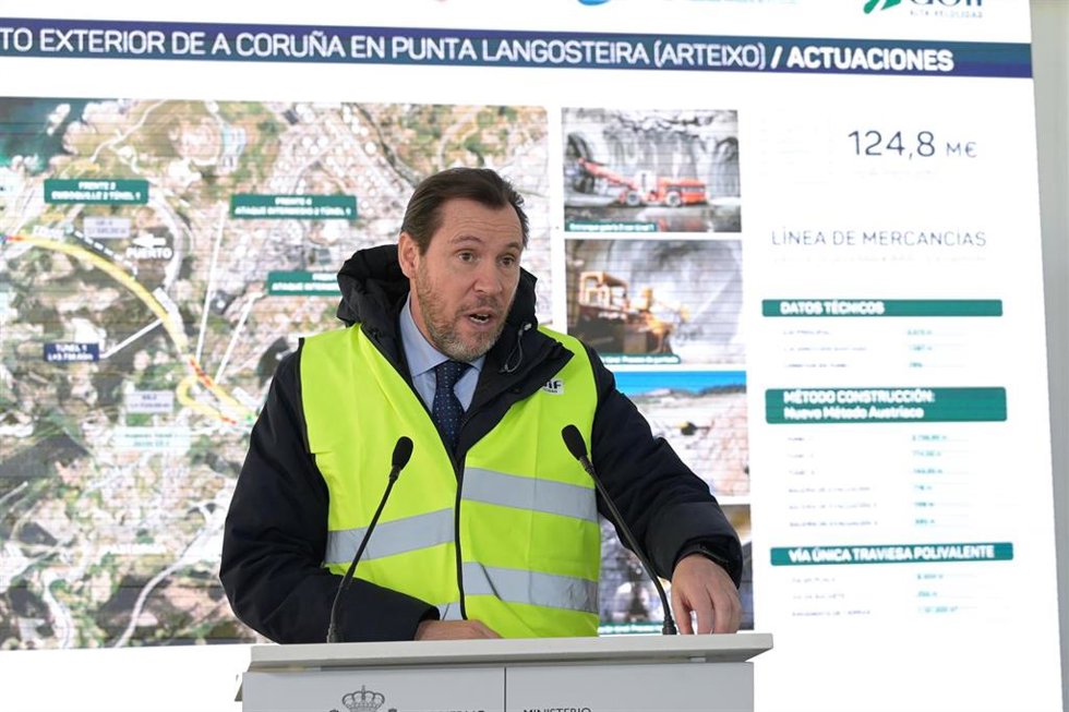 El ministro de Transportes y Movilidad Sostenible, Óscar Puente, en su intervención tras el cale del túnel del acceso ferroviario al puerto exterior de A Coruña