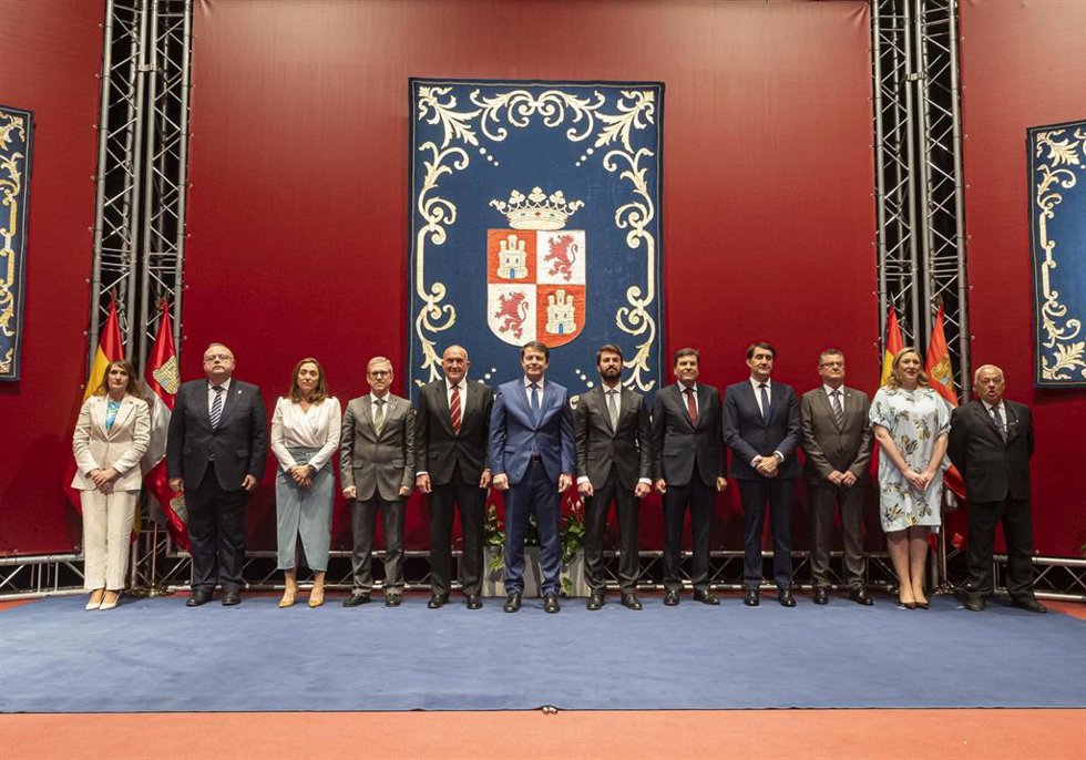Archivo - El actual alcade de Valladolid, Jesús Julio Carnero, y el exvicepresidente de la Junta y exprocurador de Vox en las Cortes, Juan García-Gallardo, flanquean al presidente de la Junta, Alfonso Fernández Mañueco, en el acto de toma de posesión en