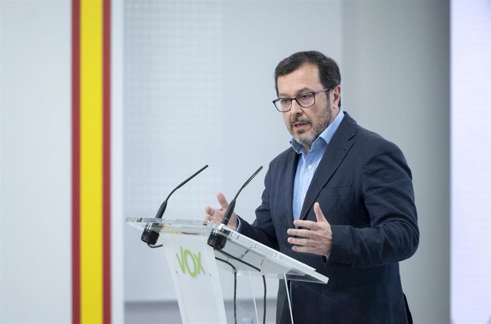 Archivo - El portavoz de Vox, José Antonio Fúster, durante una rueda de prensa en la sede del partido