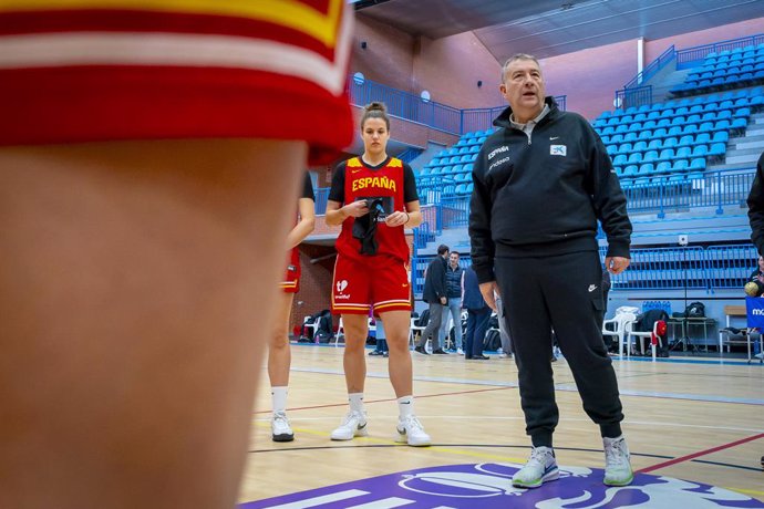 El seleccionador nacional femenino de baloncesto, Miguel Méndez, durante un entrenamiento.