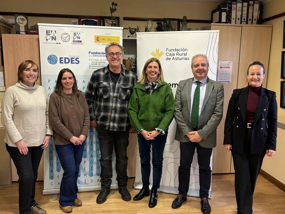 Miembros de la Fundación Caja Rural de Asturias y de la Fundación Edes.