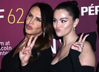 Karla Sofía Gascón rompe a llorar en una entrevista en la niega haber insultado a Selena Gómez: "No es mío"