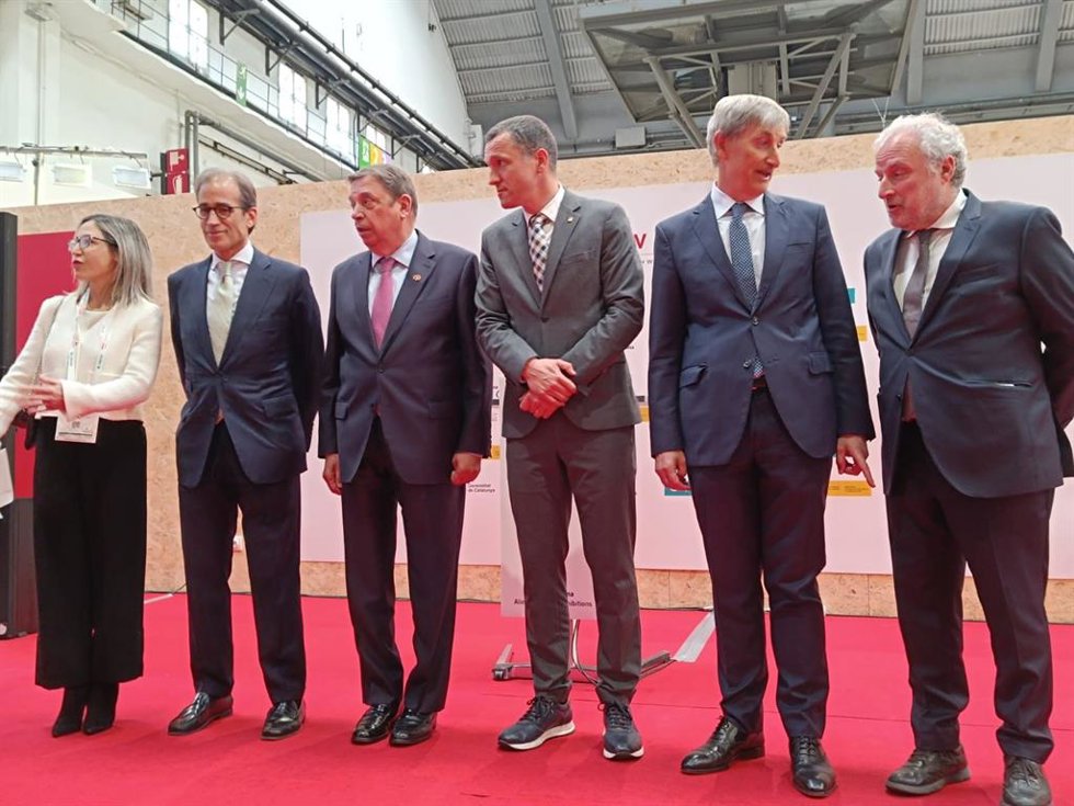 La directora de la BWW, Céline Pérez; el presidente de Fira Barcelona, Pau Relat; el ministro Planas, el conseller Ordeig, el presidente de BWW, Josep Pags, y el director de Fira de Barcelona, Constantí Serrallonga
