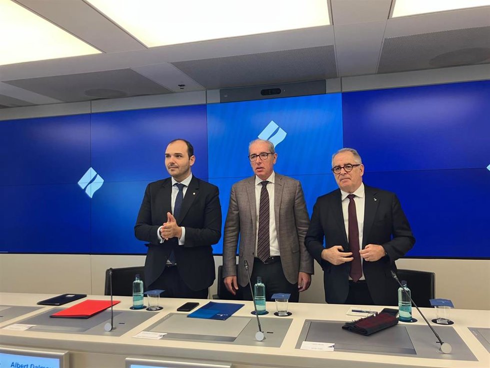 El conseller de Presidencia de la Generalitat, Albert Dalmau; el presidente del Puerto de Barcelona, José Alberto Carbonell, y el teniente de alcalde del Ayuntamiento de Barcelona, Jordi Valls.