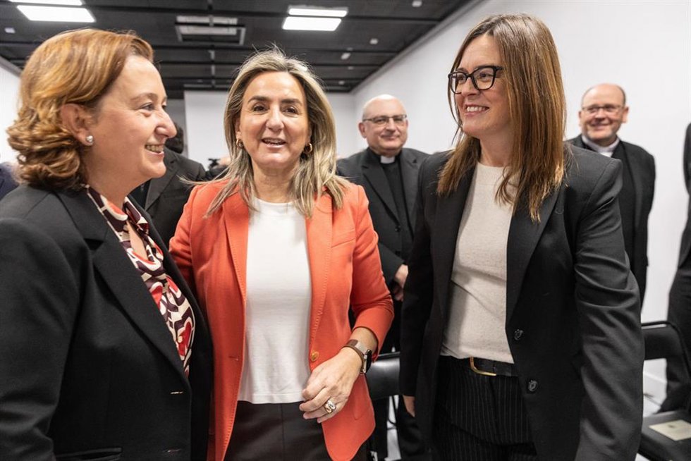 La consejera Portavoz del Gobierno regional, Esther Padilla, asiste a la inauguración de las nuevas instalaciones de la Delegación Diocesana de Medios de Comunicación Social y de Radiotelevisión Diocesana, junto a la delegada del Gobierno, Milagros Toló