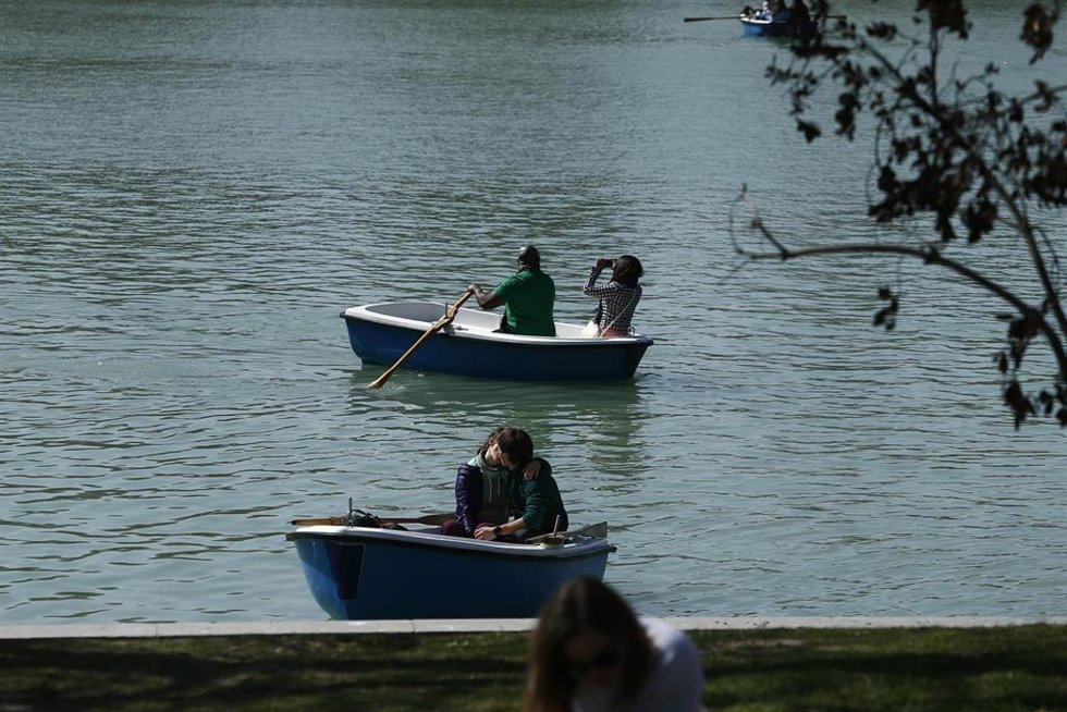 Archivo - Una pareja en el Parque de El Retiro, en Madrid, en una fotografía de archivo.