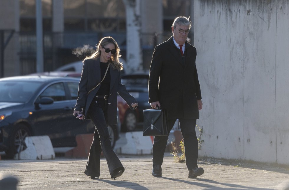La exjefa de prensa de la Selección femenina de fútbol, Patricia Pérez, a su llegada a la Audiencia Nacional, a 3 de febrero de 2025, en San Fernando, Madrid (España).