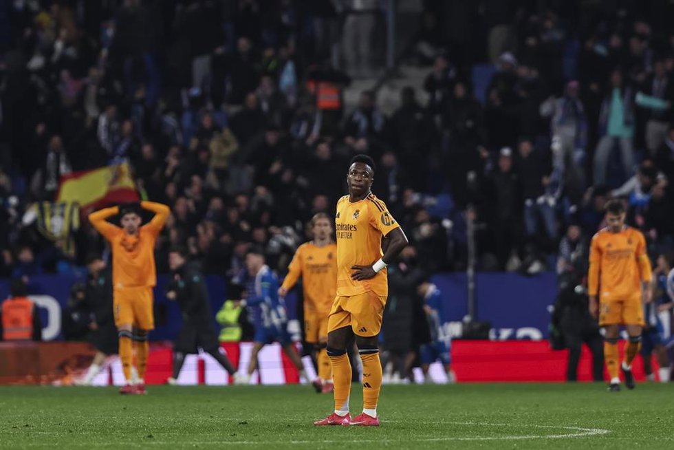 El delantero del Real Madrid Vinícius Júnior, ante el RCD Espanyol en el RCDE Stadium, en LaLiga EA Sports 2024-2025. 