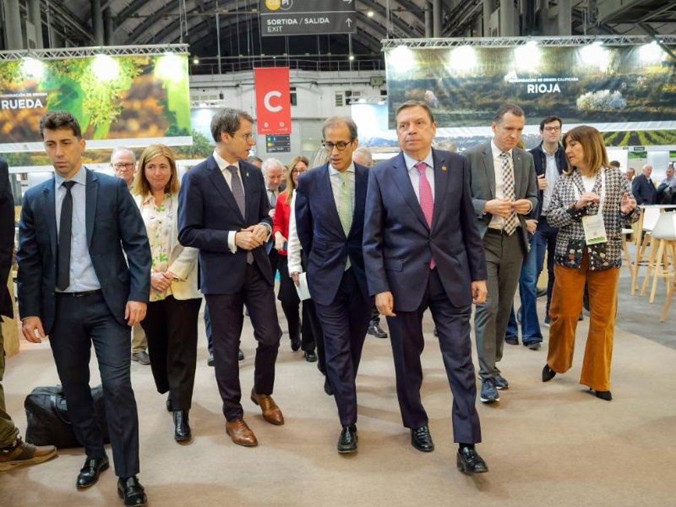 El presidente del Gobierno de La Rioja, Gonzalo Capellán, junto a la consejera de Agricultura, Ganadería, Mundo Rural y Medio Ambiente, Noemí Manzanos, participa en la inauguración de la 5 edición del salón profesional del vino Barcelona Wine Week