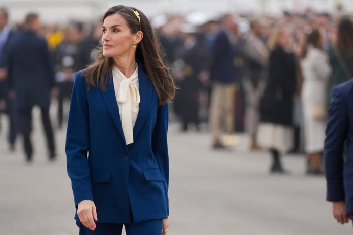 La Reina Letizia, se despide de la Princesa de Asturias, Leonor de Borbón antes de la partida de embarcar en el Juan Sebastián Elcano. A 11 de enero de 2025 en Cádiz, Andalucía (España). Los Reyes Felipe VI y Letizia, junto a la ministra de Defensa, Marga