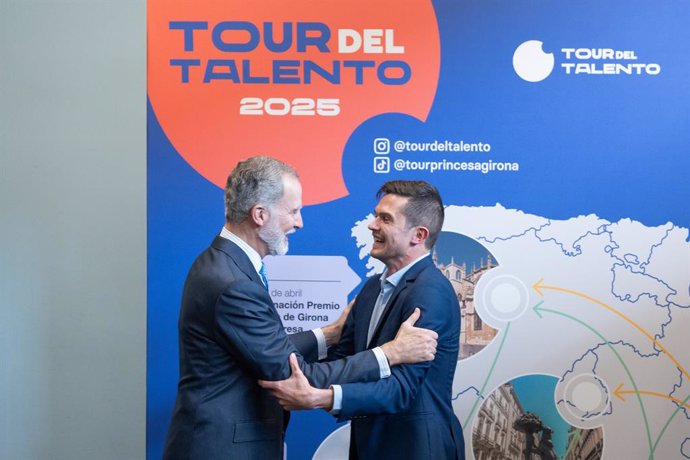 El rey Felipe VI junto al Premio Fundación Princesa de Girona Social 202 Pablo Sánchez Bergasa