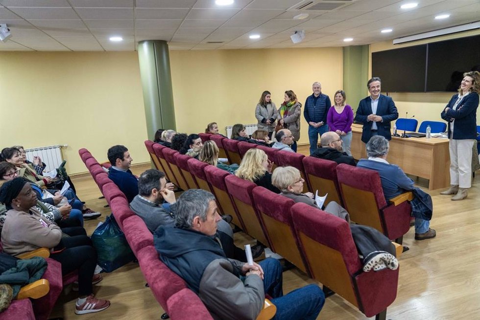 El alcalde de Camargo, Diego Movellán, se reúne con los trabajadores de Corporaciones Locales