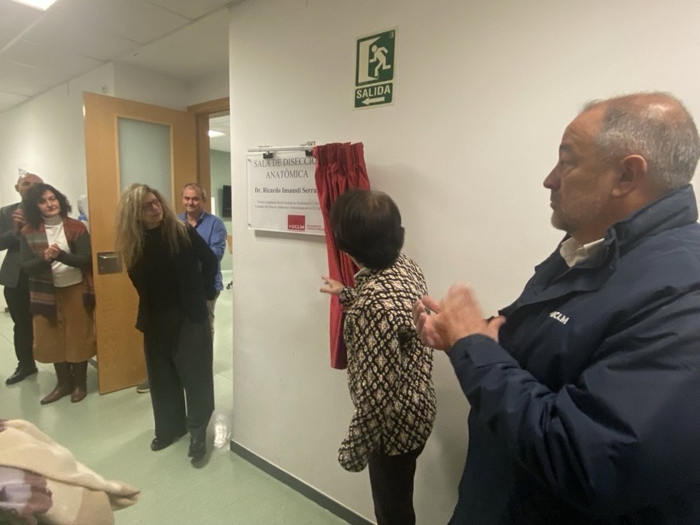 El profesor Ricardo Insausti da nombre a la sala de disección anatómica de la Facultad de Medicina de Albacete.