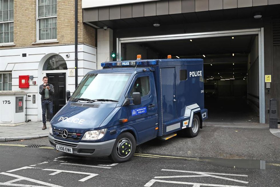 Archivo - Imagen de archivo de un furgón policial abandonando los juzgados de Londres, en Reino Unido