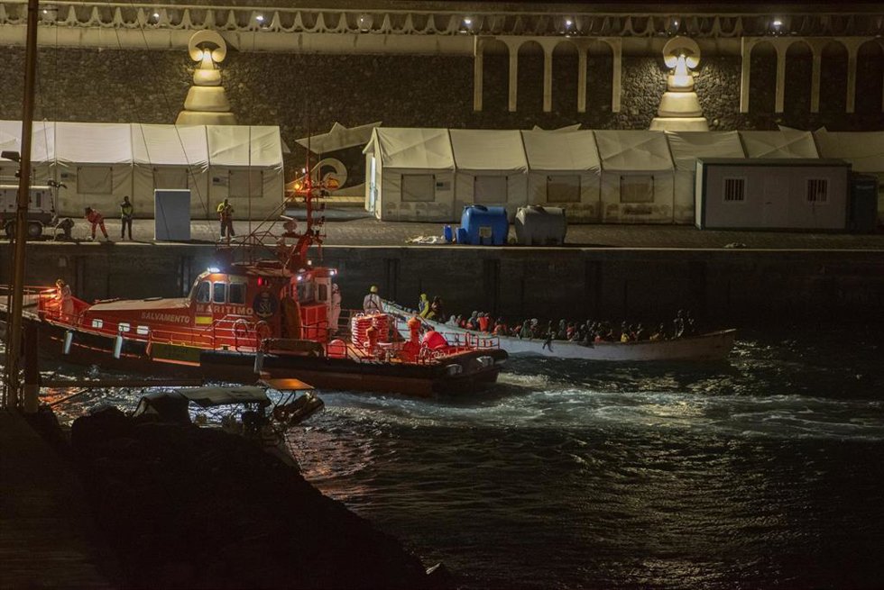 Archivo - Un cayuco llega por sus propios medios al Puerto de la Restinga, a 5 de diciembre de 2024, en El Hierro, Santa Cruz de Tenerife, Tenerife, Canarias (España).