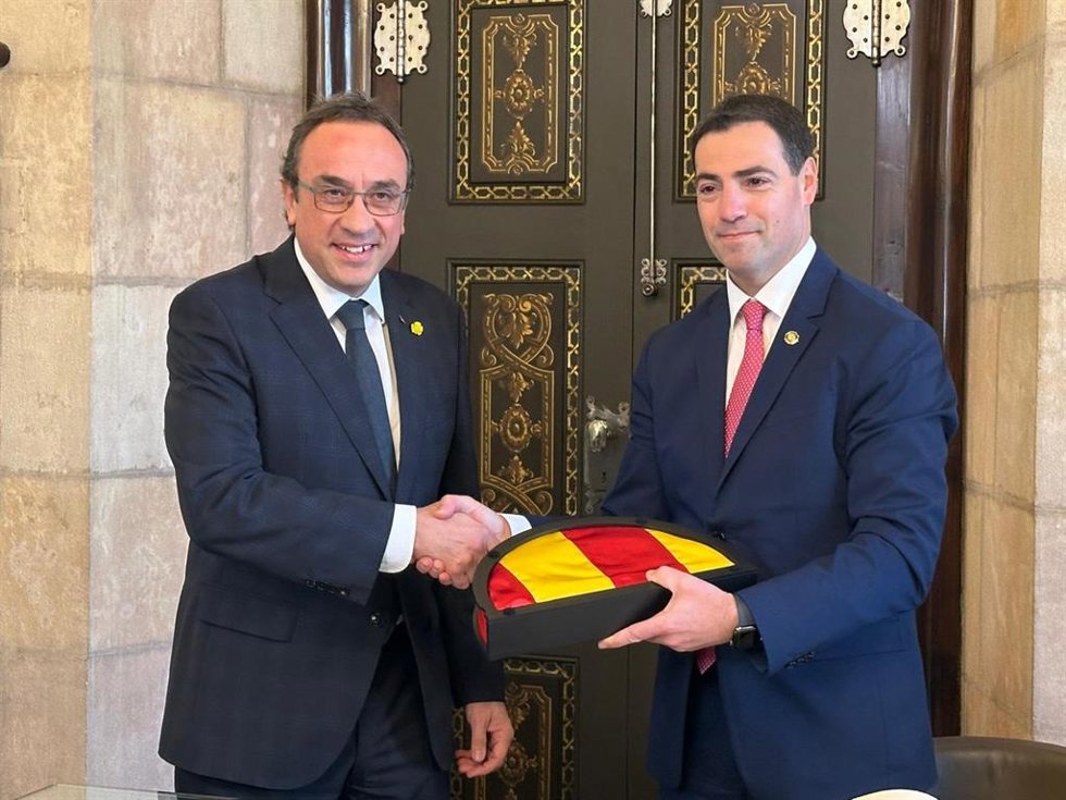 Archivo - El presidente del Parlament, Josep Rull, con el lehendakari Imanol Pradales, en el Parlament de Catalunya, a 24 de enero de 2025