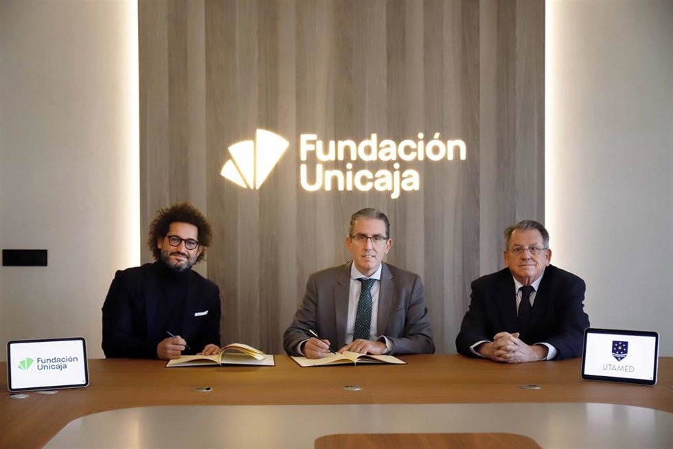 El director general de Fundación Unicaja, Sergio Corral, y el presidente de Utamed, Paco Ávila, han firmado el acuerdo por el que la Fundación respalda el programa de apoyo al talento universitario.