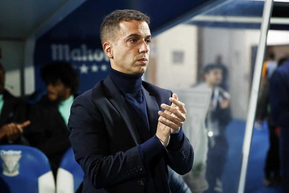 Archivo - El entrenador del CD Leganés, Borja Jiménez, ante el Real Madrid CF en Butarque, en LaLiga EA Sports 2024-2025.