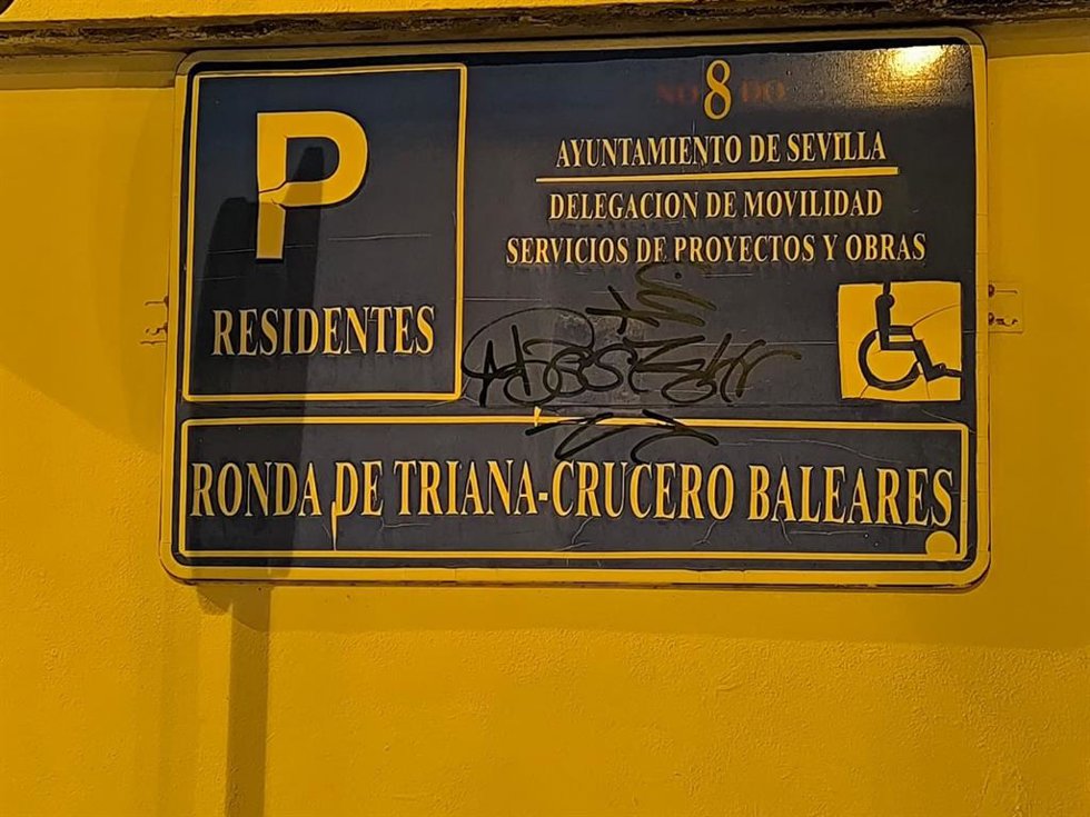 Imagen de la placa señalada por la moción de Podemos-IU en la junta municipal del distrito Triana