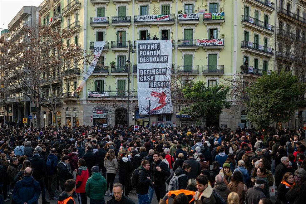 Decenas de personas durante una concentración de Sindicat de Llogateres de Catalunya y vecinos en contra del desalojo de la Casa Orsola