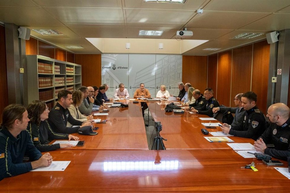 El Govern colaborará en Ibiza para intensificar la lucha contra el intrusismo en el transporte y vivienda ilegal.