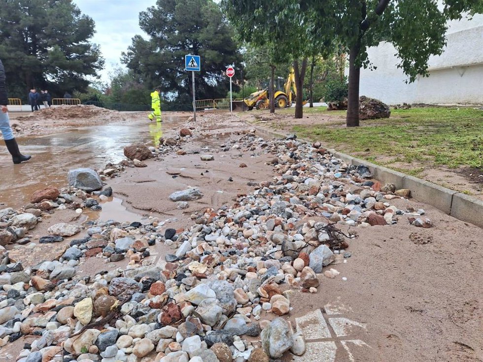 Operarios trabajan en los daños ocasionados por la lluvia en Torremolinos.