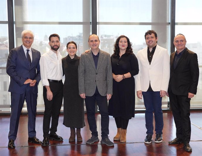 De izq a dcha: Ignacio García-Belenguer (director general del TR), Rafael Villalobos (director escena), soprano Natalia Labourdette (Colorina), Jesús Torres (compositor), Adriana González (Salud), Jordi Francés (director musical) y Joan Matabosch.