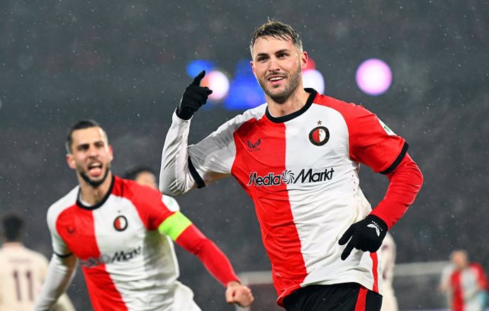 22 January 2025, Netherlands, Rotterdam: Rotterdam's Santiago Gimenez celebrates scoring his side's second goal during the UEFA Champions League preliminary round soccer match between Feyenoord Rotterdam and Bayern Munich at De Kuip. Photo: Federico Gamba