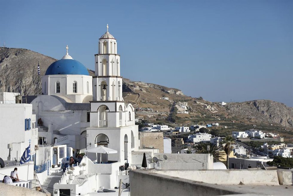 Archivo - Vista general de la localidad de Pyrgos, en la isla griega de Santorini