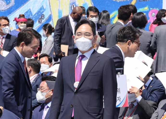 Archivo - 10 May 2022, South Korea, Seoul: Samsung Electronics Co. Vice Chairman Lee Jae-yong (C) takes part in South Korea's new President Yoon Suk-yeol's inauguration ceremony in front of the National Assembly. Photo: -/YNA/dpa