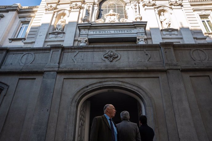 Archivo - Varias personas junto al Tribunal Supremo a 21 de noviembre de 2023, en Madrid (España). 