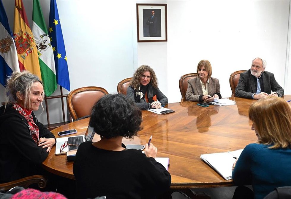 La alcaldesa de Jerez, María José García-Pelayo, reunida con miembros de Apdha.
