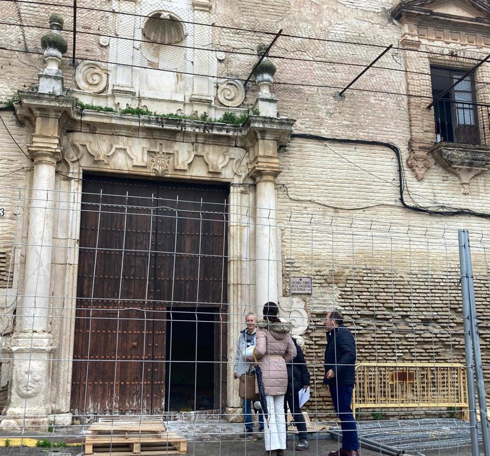 La alcaldesa y el delegado de Urbanismo, en la fachada de las Gemelas, con ocasión del inicio de las obras de rehabilitación.