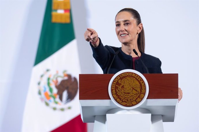 Archivo - November 29, 2024, Mexico City, Df, Mexico: Mexican President Claudia Sheinbaum, picks a reporter to ask a question during the daily news conference at the National Palace, November 29, 2024 in Mexico City, Mexico.